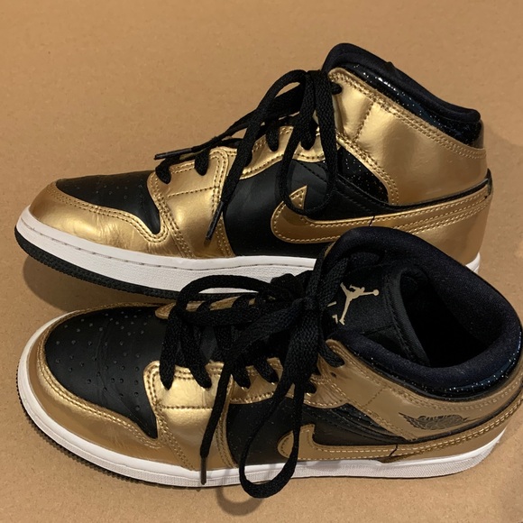 Nike Air Jordan 1 Mid SE Metallic Gold Black sneakers SIZE 5 youth - Picture 2 of 4